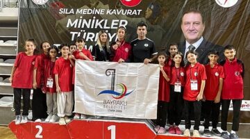 Bayraklılı sporcular Sivas'tan dereceyle döndü