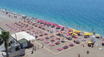 Büyükşehir Belediyesi'nin Konyaaltı Sahili'ndeki ikinci halk plajı hizmette