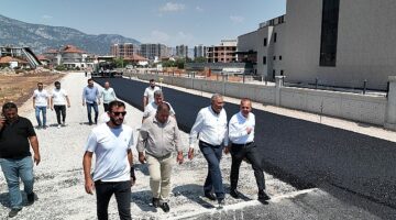 Büyükşehir'den Döşemealtı Devlet Hastanesi yoluna sıcak asfalt