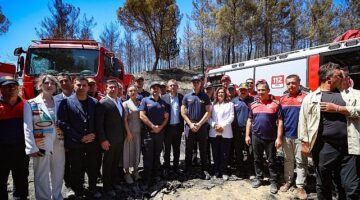CHP Genel Başkanı Özgür Özel Selçuk'ta yanan ormanlık alanı inceledi