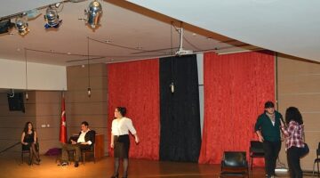 Çiğli'de Doğaçlama Tiyatro Kursu Kayıtları Sürüyor