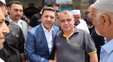 Cuma Namazını restorasyon çalışmaları tamamlanan Aşağı Bekdik Camii'nde kılan Nevşehir Belediye Başkanı Rasim Arı, namaz sonrasında aşure dağıtımına katıldı