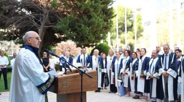 Dokuz Eylül Üniversitesi (DEÜ), 42'nci kuruluş yıl dönümünü, Rektörlük Yerleşkesi'nde düzenlediği tören programıyla kutladı