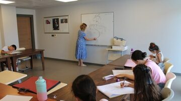 Efes Selçuk Belediyesi tarafından ücretsiz olarak başlatılan yaz okulu kursları öğrencilerden büyük ilgi görüyor.