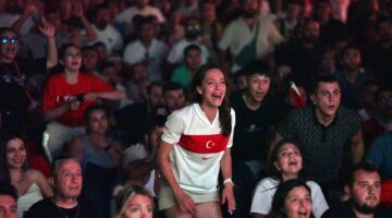 Futbol tutkusu İzmir'i sardı
