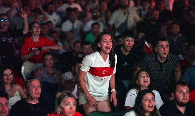 Futbol tutkusu İzmir'i sardı