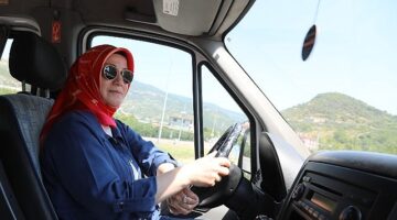 Geyve Belediyesi Garaj Amirliği'nin ilk kadın belediye otobüs şoförü Nebahat Çakır sefere başladı