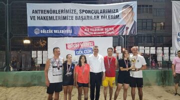 Gölcük Belediyesi'nin yaz spor etkinlikleri kapsamında düzenlediği Plaj Voleybolu Turnuvası, çekişmeli mücadelelere sahne olan final müsabakalarının ardından son erdi