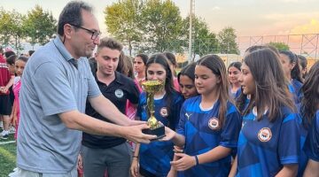 İzmir'in futbolcu kızları geleceğe umut oldu