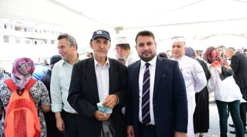 Kahramankazan Belediye Başkanı Selim Çırpanoğlu, paylaşmanın sembolü olan Aşure Günü'nde vatandaşlar ile bir araya geldi