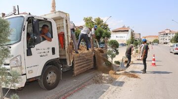 Karaman Belediyesi, Zeytin Dalı Bulvarı'nın valilik kısmında trafik güvenliğini ve akışını rahatlatmak için orta refüj düzenlemesi yapıyor