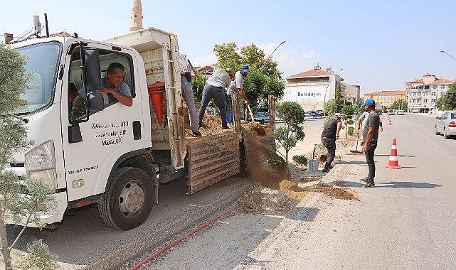 Karaman Belediyesi, Zeytin Dalı Bulvarı'nın valilik kısmında trafik güvenliğini ve akışını rahatlatmak için orta refüj düzenlemesi yapıyor