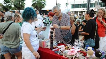 Karşıyaka Çarşısı &apos;El Emeği Gece Pazarı' ile şenlendi