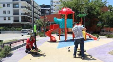 Karşıyaka'da parklar yenileniyor, yeşil doku güçleniyor
