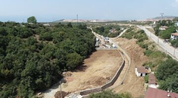 Kocaeli Büyükşehir Belediyesi İSU Genel Müdürlüğü tarafından Körfez ilçesi Hereke bölgesinde başlatılan dere ıslah çalışması hızla devam ediyor