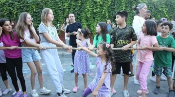 Küçükçekmece Belediyesi, “Sokakta Oyun Var" etkinliği ile unutulmaya yüz tutmuş sokak oyunlarını çocuklarla buluşturdu