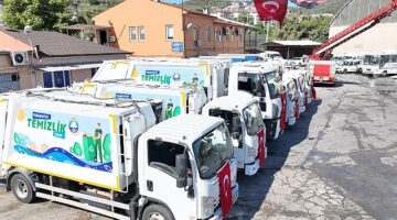 Mudanya Belediyesi yaz aylarının gelmesiyle birlikte temizlik hizmetlerini daha hızlı ve verimli hale getirmek amacıyla araç filosuna yeni çöp kamyonları ekledi