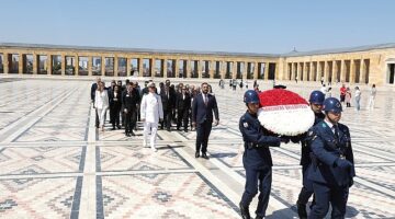 Narlıdere Belediye Başkanı Erman Uzun, Başkan Yardımcıları, Meclis Üyeleri ve CHP Narlıdere İlçe Örgütü ile birlikte Anıtkabir'e giderek Ata'nın huzuruna çıktı