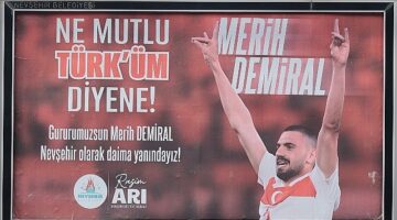Nevşehir Belediye Başkanı Rasim Arı, bozkurt işareti yaptığı gerekçesiyle 2 maç men cezası alan Merih Demiral'a şehrin dört bir tarafına astırdığı billboardlarla destek verdi