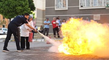 Nevşehir Belediyesi İtfaiyesi, Mehmet Akif Ersoy Mahallesi TOKİ Konutları'ndaki mahalle sakinlerine ve blok görevlilerine yangınla mücadele eğitimi verdi