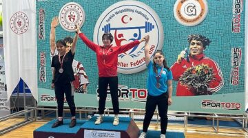 Nevşehir Belediyesi sporcuları, Bolu'da düzenlenen Minikler ve 15 Yaş Altı Ferdi Türkiye Halter Şampiyonası'nda 3 gümüş ve 1 bronz madalya kazandı