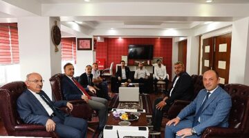 Sakarya Valisi Yaşar Karadeniz, Başkan Selçuk Yıldız'ı makamında ziyaret ederek hayırlı olsun temennisinde bulundu