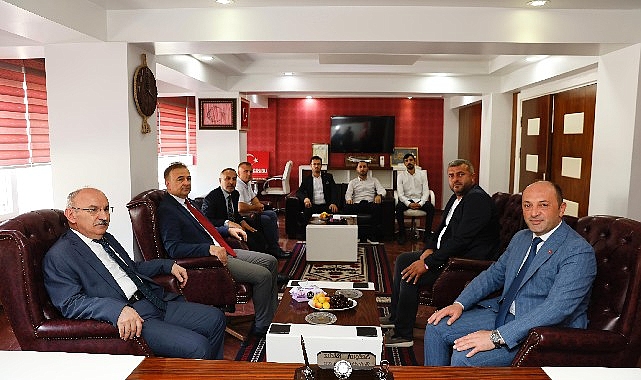Sakarya Valisi Yaşar Karadeniz, Başkan Selçuk Yıldız'ı makamında ziyaret ederek hayırlı olsun temennisinde bulundu