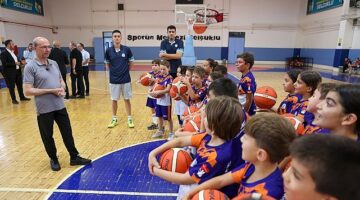 Selçuklu Belediye Başkanı Ahmet Pekyatırmacı, Selçuklu Belediyesi Yaz Spor Okulları'nda farklı branşlarda eğitim alan spor okulu öğrencilerini ziyaret etti