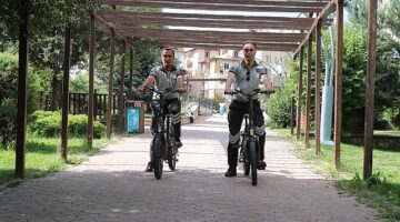 Sivas'ta park-bahçe ve mesire alanlarının güvenliğini sağlayan Belediye bünyesindeki güvenlikçiler, görevlerini artık elektrikli bisiklet ve scooterlar ile yapıyor
