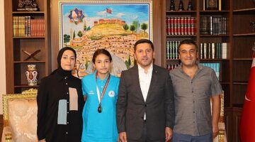 U-11 Kadınlar Güreş Türkiye Şampiyonası'nda 54 Kg'da Türkiye Şampiyonu olan Buğlem Kılıç, Nevşehir Belediye Başkanı Rasim Arı'yı ziyaret etti