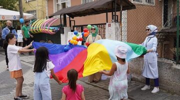 Üsküdar Belediye Başkanı Sinem Dedetaş “Gezgin Oyun Parkı" etkinliklerinin ilkini Çengelköy Huzurtepe Sokak'ta başlattı