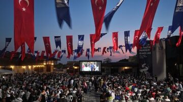 Üsküdar Belediyesi ev sahipliğinde açık alanlarda yapılan geleneksel sinema günlerinin ilki “Neşeli Günler" film gösterimiyle başladı