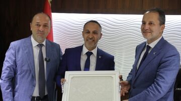 Yeniden Refah Partisi Genel Başkanı Dr. Fatih Erbakan, Geyve Belediye Başkanı Selçuk Yıldız'ı makamında ziyaret etti