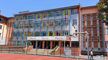Zeytinburnu Belediyesi'nden Okullara Tadilat Desteği