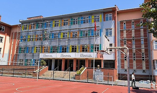 Zeytinburnu Belediyesi'nden Okullara Tadilat Desteği