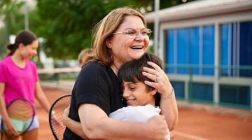 Didim Belediye Başkanı Hatice Gençay, ilçemizde faaliyet gösteren Didim Tenis Kulübünü ziyaret ederek, minik sporcularla bir araya geldi