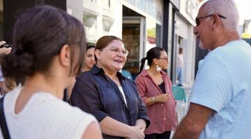 Didim Belediye Başkanı Hatice Gençay, ilçenin en işlek caddelerinden birisi olan Kurtuluş Caddesi'nde esnaf ve vatandaşlarla bir araya geldi.