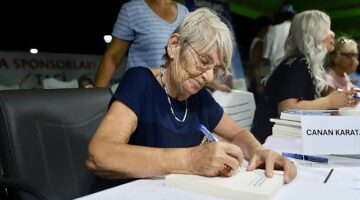 Didim Belediyesi'nin katkılarıyla gerçekleştirilen Altınkum Yazarlar Festivali birbirinden değerli yazarları konuk etmeye devam ediyor