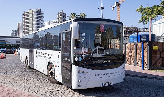 İzmir Büyükşehir'den kadın ve çocuklara ücretsiz deniz etkinliği Dezavantajlı bölgelerin kadınları denizle buluştu