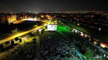 Kartepe Belediyesi açık hava sinemasında bu hafta sonu gösterilen “Can Dostlar" filmi büyük ilgi gördü