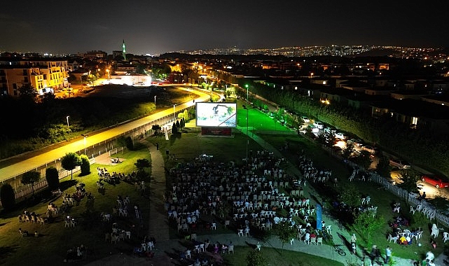 Kartepe Belediyesi açık hava sinemasında bu hafta sonu gösterilen “Can Dostlar" filmi büyük ilgi gördü