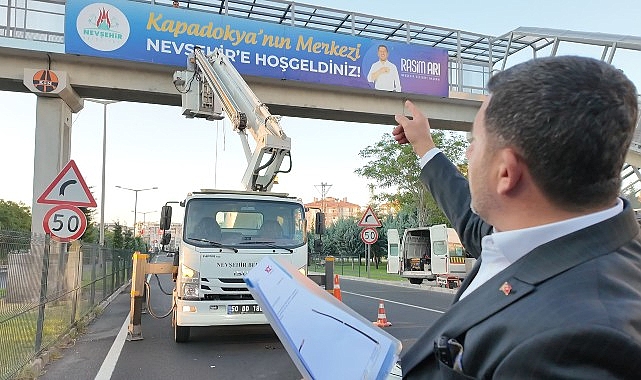 Nevşehir Belediyesi tarafından bir süre önce bir üst geçide asılan ve Karayolları Bölge Müdürlüğü tarafından kaldırılan &apos;Kapadokya'nın Merkezi Nevşehir'e Hoş Geldiniz' yazısı tekrar aynı yerine asıldı