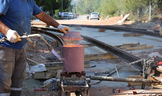 Alikahya Tramvay Hattı'nda raylar döşeniyor