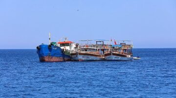 Antalya Büyükşehir Belediyesi'nin atık alım gemisi Adrasan sularında