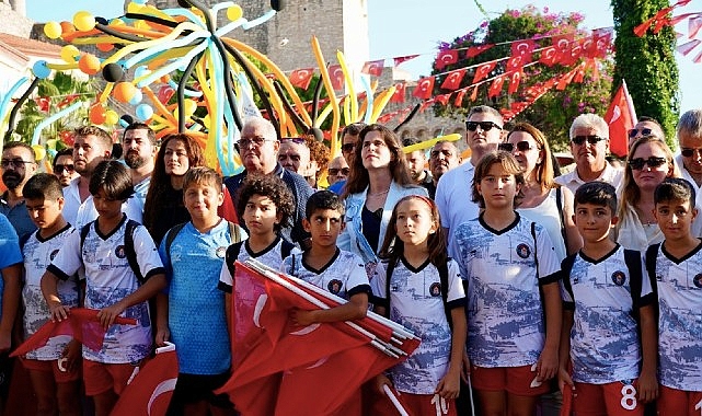 Çeşme Festivali, “90'larda Çeşme" teması ile başladı!