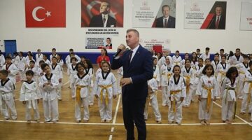 Gölcük Belediyespor bünyesindeki Taekwondo branşında bulunan 330 sporcu, düzenlenen törenle kuşak atladı.