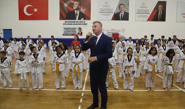 Gölcük Belediyespor bünyesindeki Taekwondo branşında bulunan 330 sporcu, düzenlenen törenle kuşak atladı.