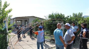 Seferihisar'da tarım arazilerine zarar veren hobi bahçelerinin yıkımı devam ediyor