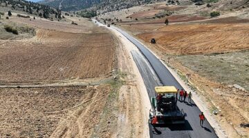 Selçuklu Belediyesi sürdürdüğü yol genişletme ve sıcak asfalt çalışmaları ile dış mahallelerin yol kalitesini ve ulaşım konforunu arttırıyor