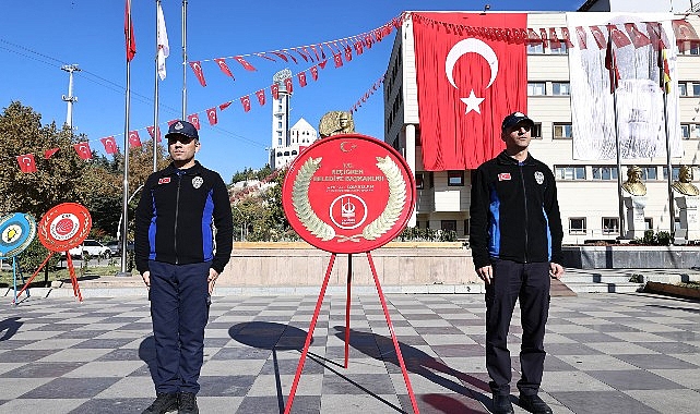 Cumhuriyet Bayramı kutlamaları çelenk sunma ile başladı